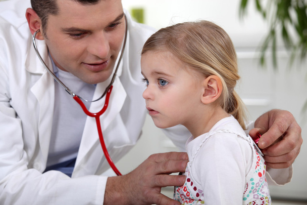 Docteur examinant la petite fille
 - Photo, image
