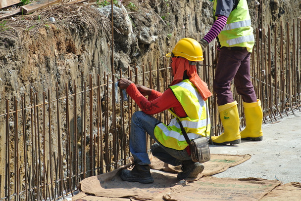 Építőipari munkások készülő támfal megerősítése bár az építkezésen. - Fotó, kép