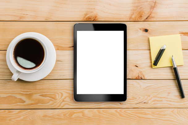 tableta pantalla blanca y café en el espacio de trabajo de madera
 - Foto, imagen