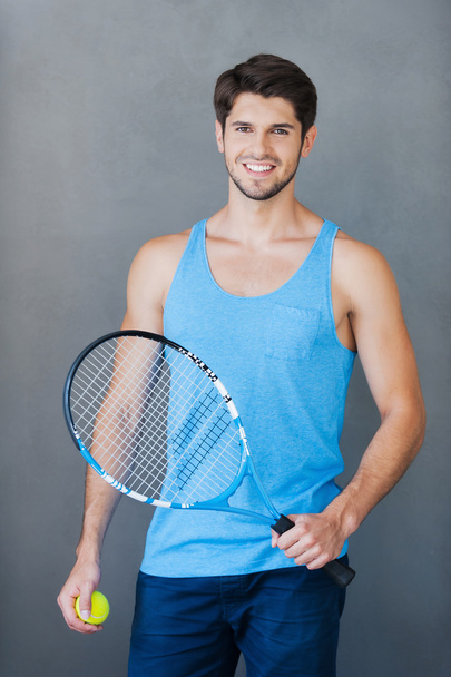 muscular man holding tennis racket - Fotoğraf, Görsel