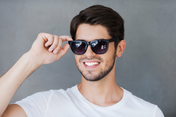 jeune homme ajustant les lunettes
 - Photo, image