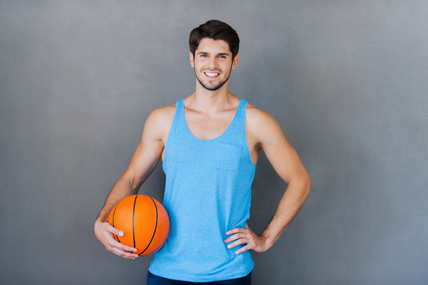 muscular man holding basketball ball - Foto, afbeelding