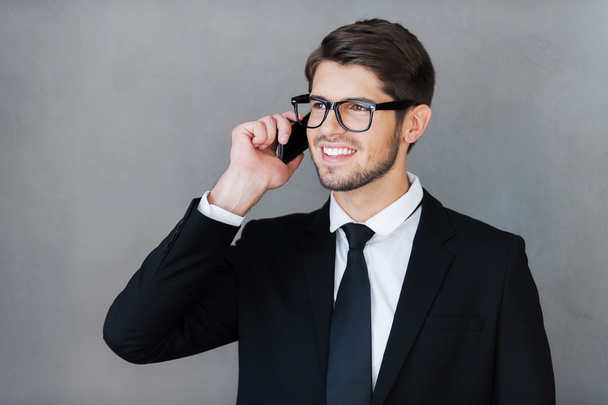 young businessman talking on mobile phone - Photo, image
