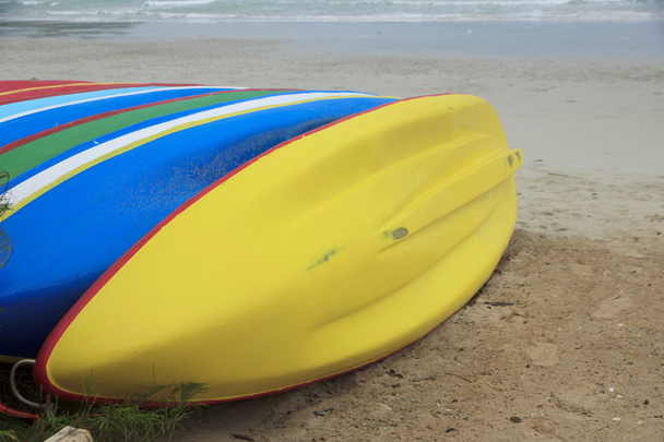 Foto de Stock - Fila de Kayaks al lado del mar
 - Foto, Imagen