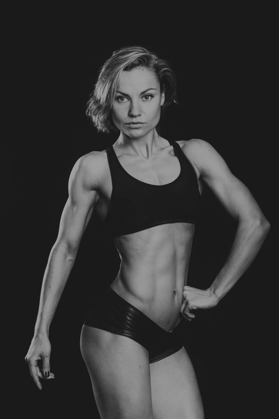bodybuilder γυναίκα δείχνει μυών της - Φωτογραφία, εικόνα