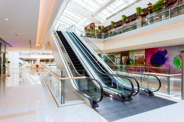 Escalera mecánica en un moderno centro comercial
 - Foto, Imagen