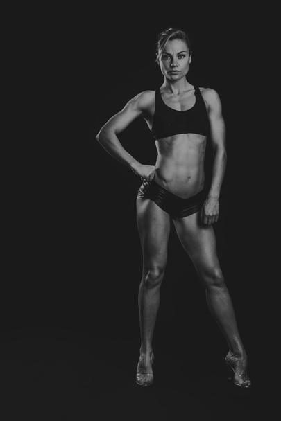 bodybuilder γυναίκα δείχνει μυών της - Φωτογραφία, εικόνα