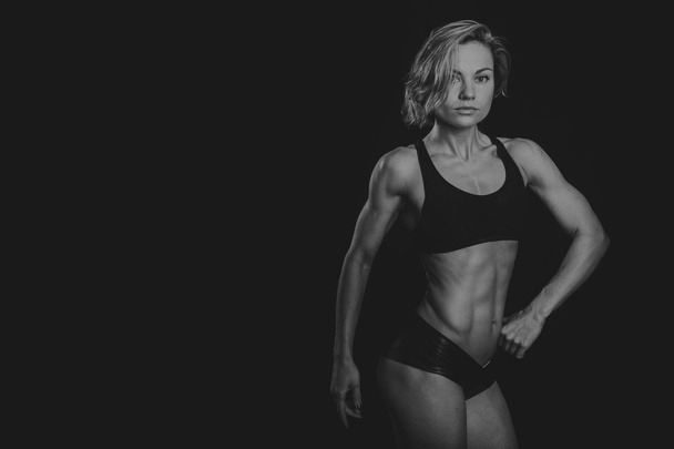 bodybuilder woman shows her muscles - Fotoğraf, Görsel