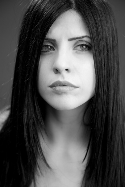 Portret smutny kobieta prawie płacze czarno-białe - Zdjęcie, obraz