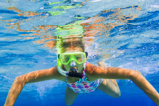 Underwater girl snorkeling - Foto, immagini