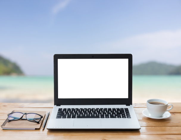 laptop számítógép és a kávé, a fa munkaterület és a strand - Fotó, kép