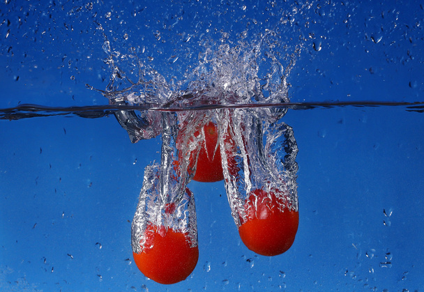 Pomodoro fresco con gocce d'acqua
 - Foto, immagini