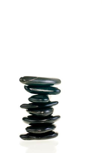 ισορροπημένη zen πέτρες απομονώνονται σε λευκό φόντο - Φωτογραφία, εικόνα