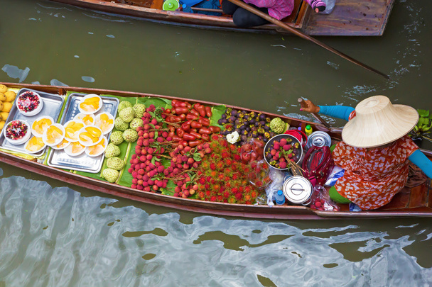 Barco tailandês no mercado flutuante
 - Foto, Imagem