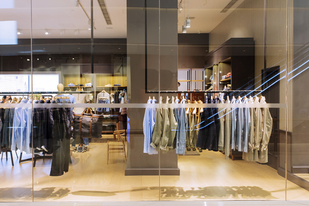 kleding op hanger in moderne mode winkel - Foto, afbeelding