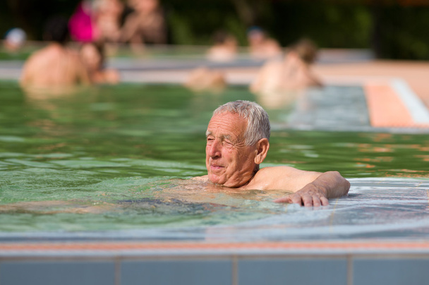 hombre viejo en la piscina
 - Foto, Imagen