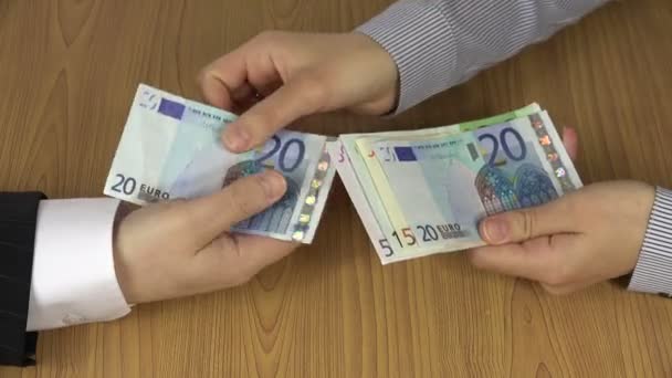 Παράνομη πληρωμή για έργα. Τα χέρια δίνουν τραπεζογραμμάτια ευρώ. 4K - Πλάνα, βίντεο