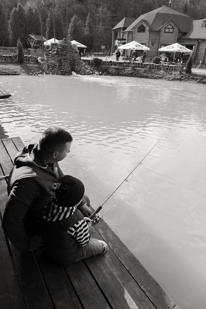 отец и сын рыбалка - Фото, изображение