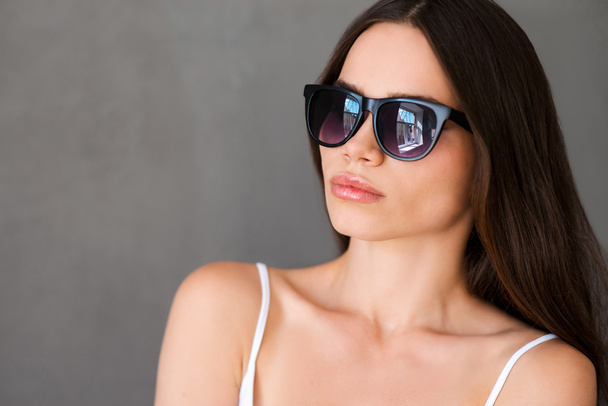 Attractive young woman in sunglasses - Foto, afbeelding