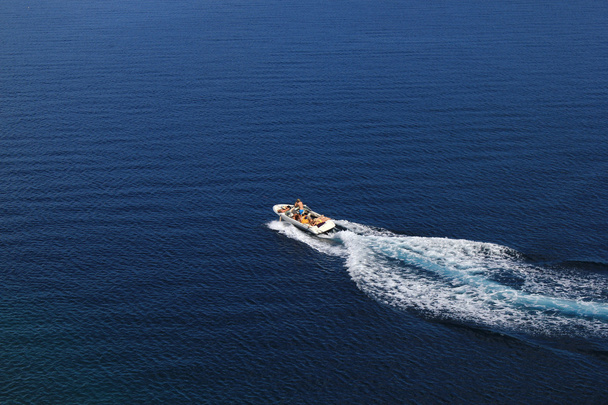 sebesség csónak Légifelvételek a kék tenger - Fotó, kép