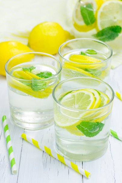 Homemade lemonade with fresh lemon and mint  - Foto, Imagen