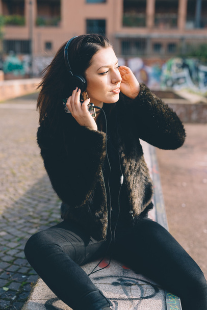 joven hermosa mujer escuchando música con auriculares - Foto, Imagen