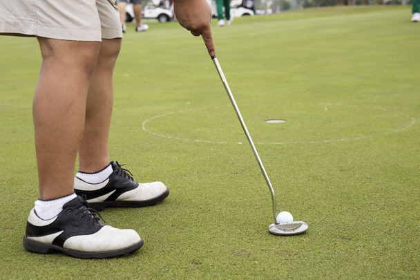 Gros plan Joueur de golf mettant la balle
  - Photo, image