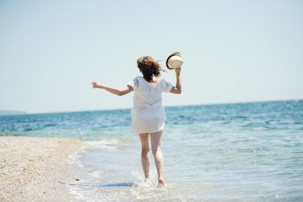 海ビーチを走る幸せな女の子 - 写真・画像