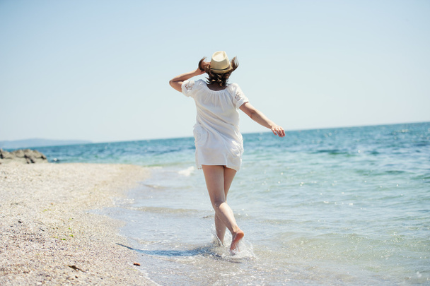 Szczęśliwa dziewczyna na plaży nad morzem - Zdjęcie, obraz