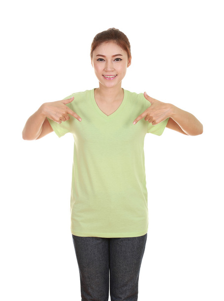 молода красива жінка з порожньою футболкою
  - Фото, зображення