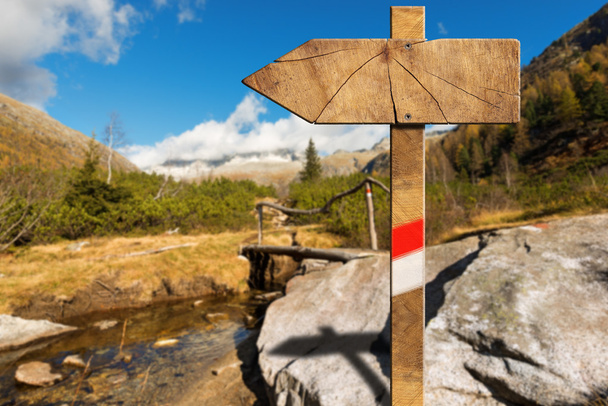 Wooden Directional Trail Sign in Mountain - Foto, afbeelding