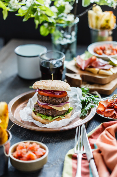Tasty burger with vegetables - Valokuva, kuva