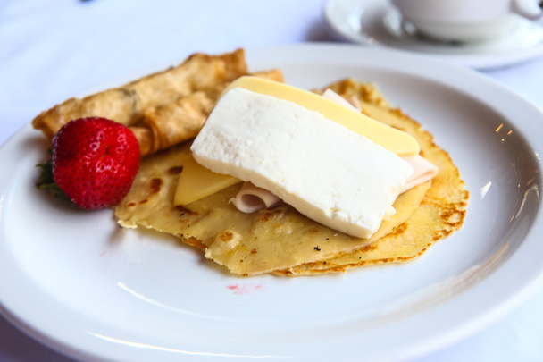 Pfannkuchen mit Käse und Schinken - Foto, Bild