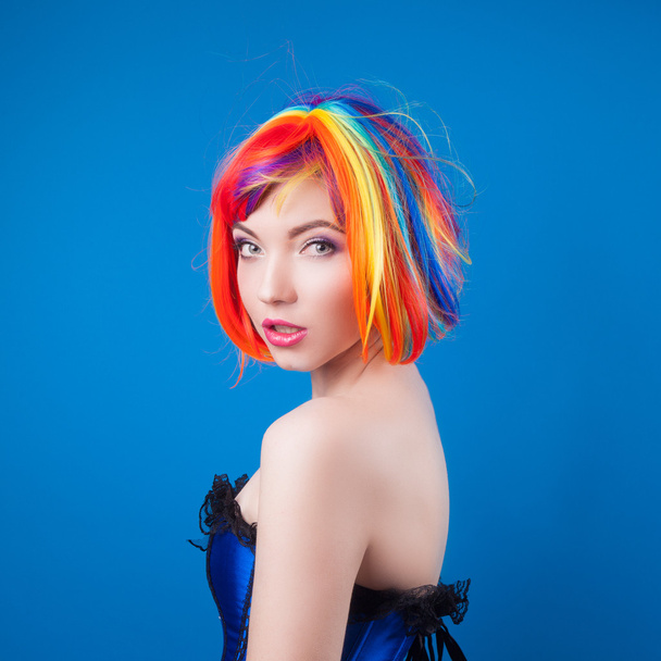 Mulher usando peruca colorida
 - Foto, Imagem