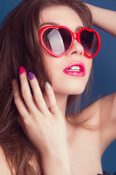Woman with red sunglasses - Foto, imagen