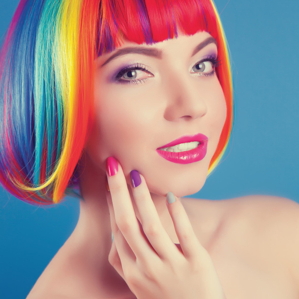 kadın giyiyor renkli peruk - Fotoğraf, Görsel