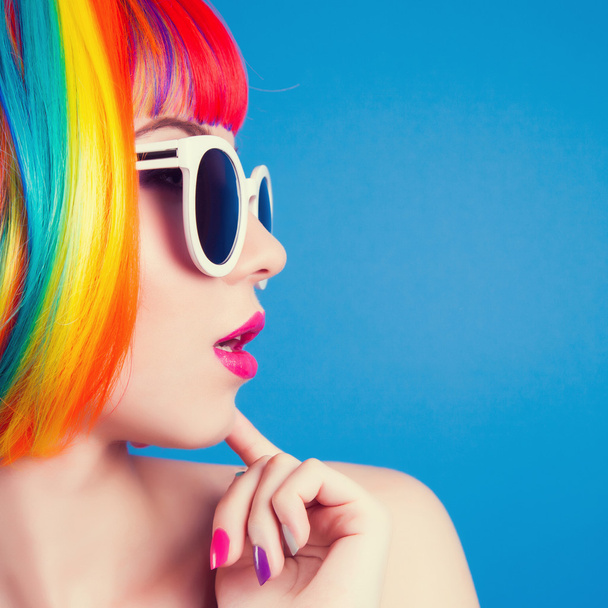 Woman wearing colorful wig - Foto, afbeelding