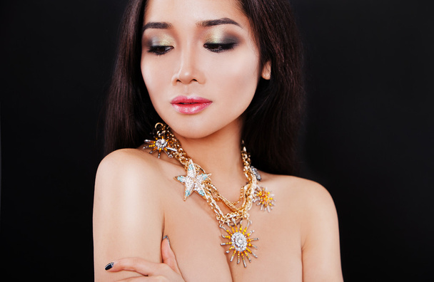 beautiful young asian woman posing with jewelry - Zdjęcie, obraz