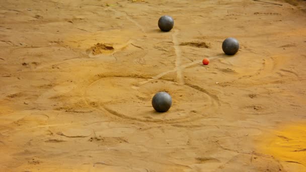 Gra w bule na piasku w Luang Prabang. Laos - Materiał filmowy, wideo