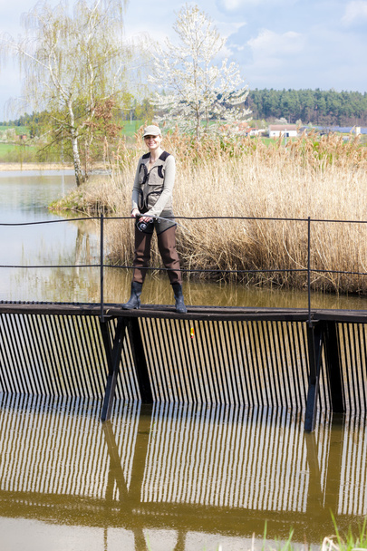 žena rybolov na molu u rybníka - Fotografie, Obrázek