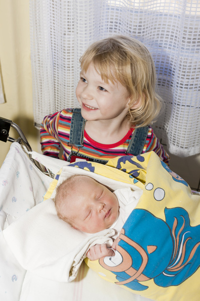 πορτρέτο ενός μικρού κοριτσιού με την αδερφή της νεογέννητο μωρό στο matern - Φωτογραφία, εικόνα
