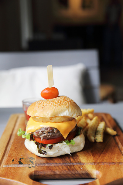 hamburger s hranolky - Fotografie, Obrázek