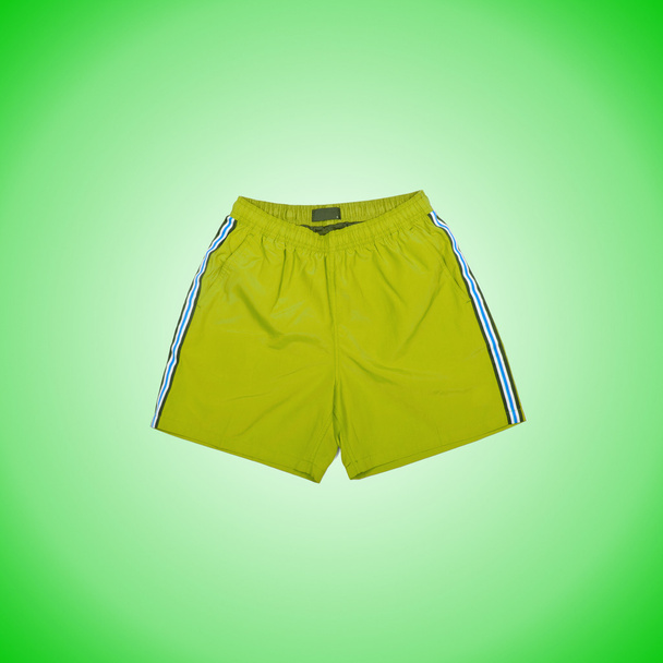 Pantalones cortos masculinos el fondo verde
 - Foto, Imagen