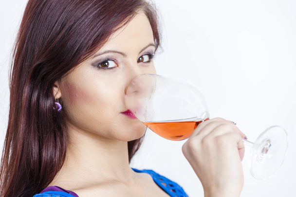 νεαρή γυναίκα πίνοντας ροζέ κρασί - Φωτογραφία, εικόνα