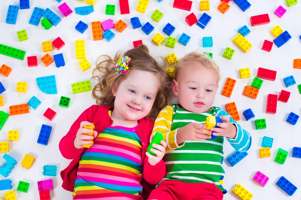 Bambini che giocano con blocchi colorati
 - Foto, immagini