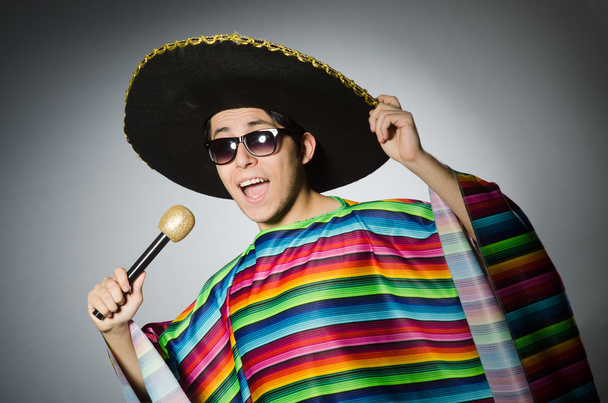 Canto mexicano engraçado em karaoke
 - Foto, Imagem