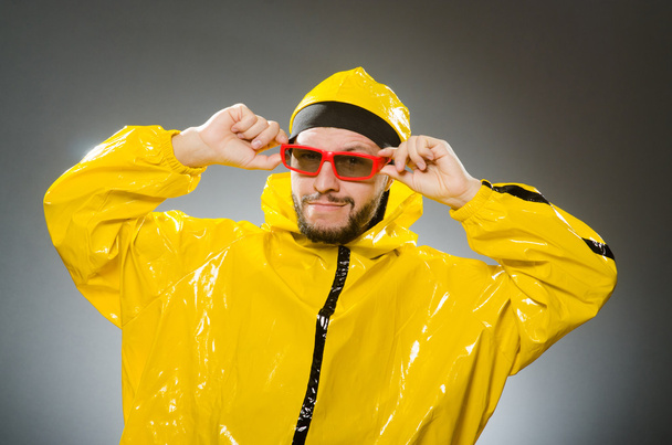 Αστείος άνθρωπος φορώντας κοστούμι κίτρινο - Φωτογραφία, εικόνα
