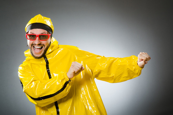 Legrační člověk nosí žluté barvy - Fotografie, Obrázek