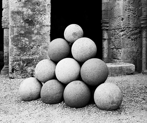 Pila de misiles de piedra
 - Foto, imagen