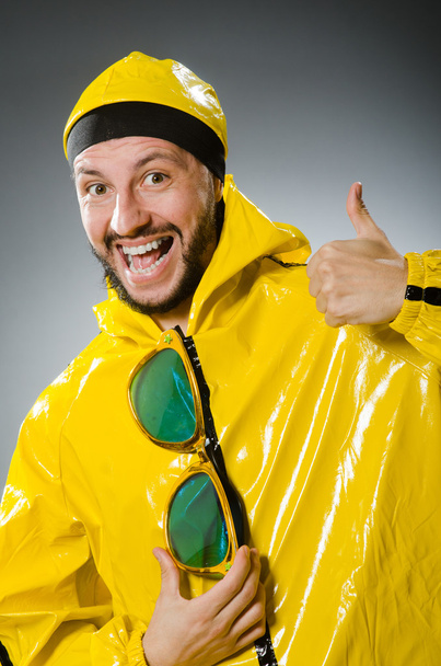 Hombre vestido de traje amarillo
 - Foto, Imagen